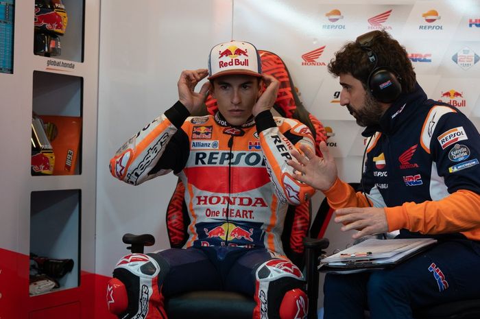 Marc Marquez saat berdiskusi dengan kru Repsol Honda pada sesi FP2 MotoGP Americas 2019, Sabtu (13/4/2019).