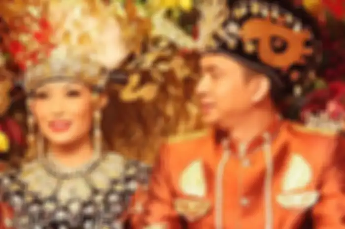 Foto pernikahan Ayu Dewi dan Regi Datau.
