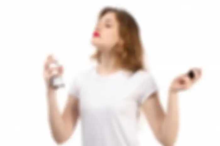 ilustrasi pakai parfum