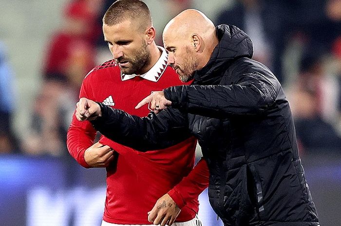 Erik ten Hag berbicara dengan Luke Shaw dalam duel Manchester United kontra Melbourne Victory di laga pramusim (15/7/2022).