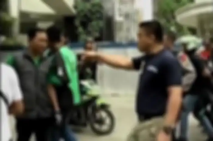 Ferdy Sambo (kanan) saat mengamankan demo dan membentak menunjuk seorang driver ojol di jalan, beberapa waktu lalu.