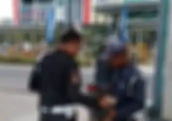 Palembang Geger, Video Dua Anggota Satpam Sengaja Tebar Puluhan Paku di Depan Pom Bensin, Netizen Langsung Bereaksi