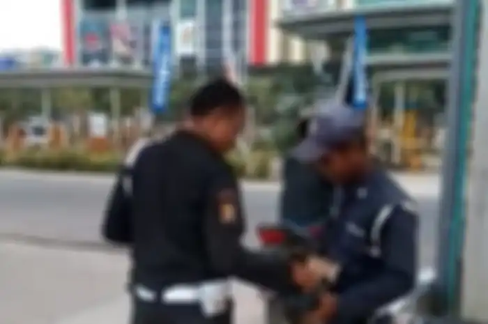 Dua orang satpam sengaja menyebar ranjau paku di depan pom bensin seberang OPI Mall, Palembang.