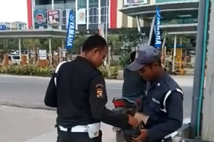 Palembang Geger, Video Dua Anggota Satpam Sengaja Tebar Puluhan Paku di Depan Pom Bensin, Netizen Langsung Bereaksi