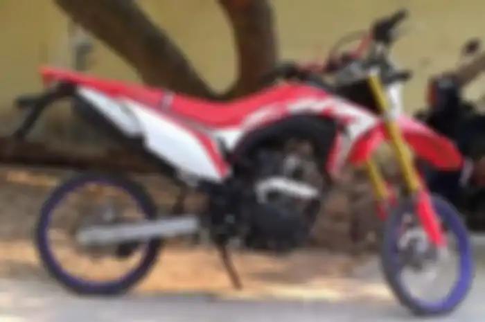 Honda CRF 150L pakai ban cacing.