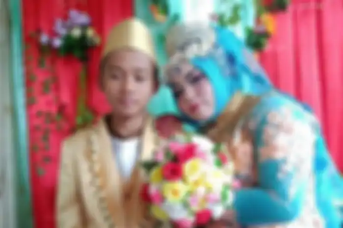 Pasangan pengantin beda usia yang sedang viral di media sosial