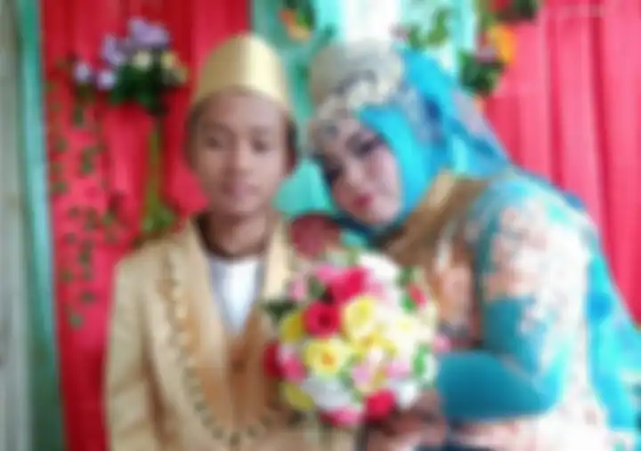 Pasangan pengantin beda usia yang sedang viral di media sosial