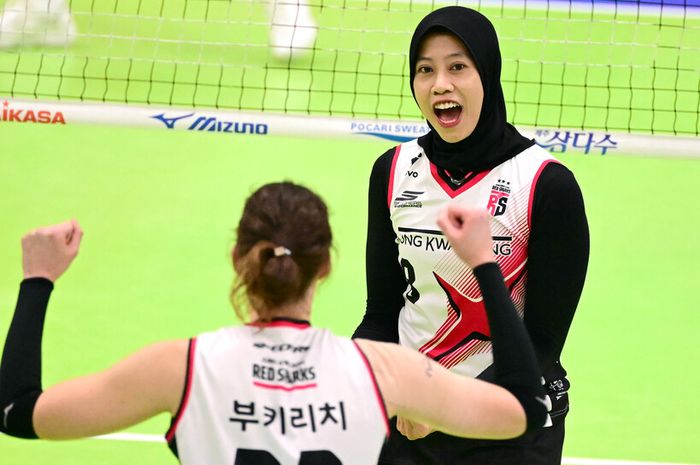 Opposite Daejeon JungKwanJang Red Sparks, Megawati Hangestri Pertiwi dan Vanja Bukilic berselebrasi usai melancarkan spike tajam ke arah Suwon Hyundai E&amp;C Hillstate pada putaran empat Liga Voli Korea 2024-2025