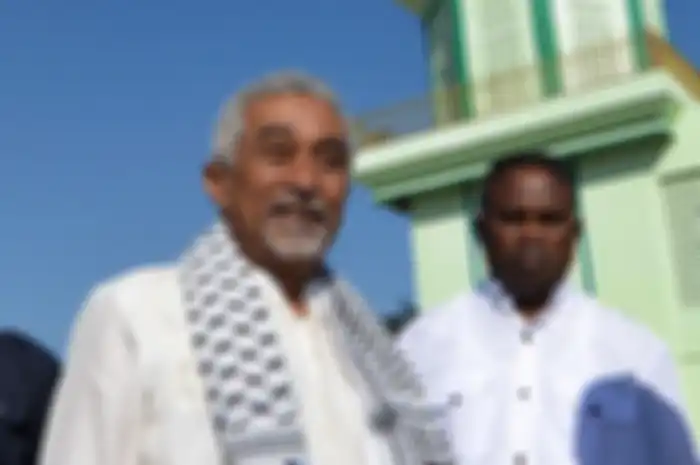 Mantan perdana menteri Timor Leste, Mari Alkatiri selepas bersembahyang Idul Fitri bersama rombongan