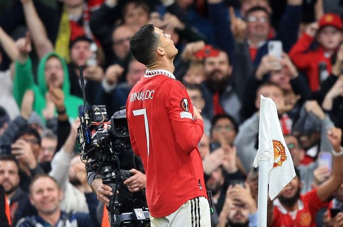 Selebrasi Cristiano Ronaldo setelah mencetak gol dalam duel Manchester United vs Sheriff Tiraspol di laga Liga Europa, Kamis (27/10/2022) di Old Trafford.