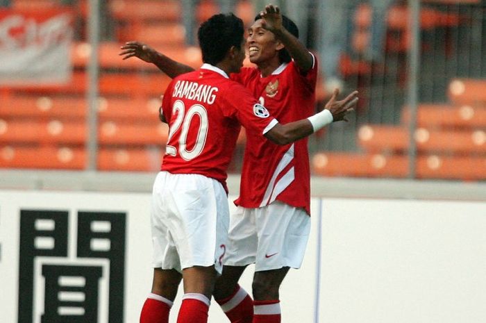 Budi Sudarsono (kanan) mencetak gol timnas Indonesia ke gawang Bahrain pada laga pertama Piala Asia 2007 di Gelora Bung Karno, Jakarta (10/7/2007).