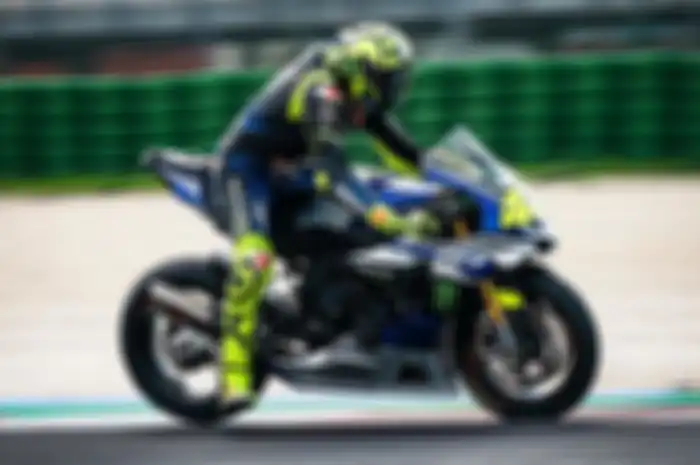 Gak sampai sepekan Valentino Rossi latihan di sirkuit Misano, beberapa waktu lalu jajal mobil balap Ferrari 488 GT3. Akhir pekan kemain latihan motor buat hadapi jadwal padat MotoGP Jepang, Australia dan Malaysia