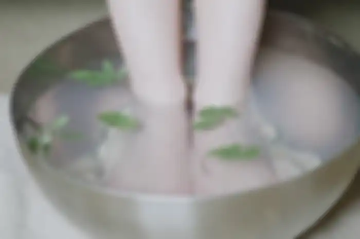 Merendam kaki di dalam air hangat dan garam (ilustrasi)