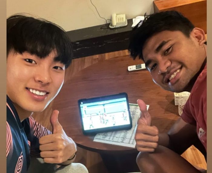 Asnawi Mangkualam dan putra Shin Tae-yong, Shin Jae-hyuk menoton laga timnas Indonesia vs Timor Leste.