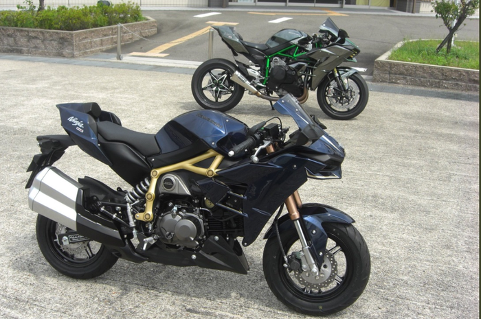 Kawasaki H2 mini bersanding dengan H2 ori