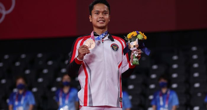 Pebulu tangkis tunggal putra Indonesia, Anthony Sinisuka Ginting, berpose dengan medali perunggu Olimpiade Tokyo 2020 di Musahino Forest Plaza, Senin (2/8/2021).