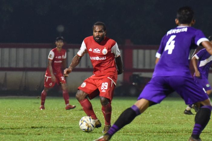 Aksi pemain Persija Jakarta, Septinus Alua pada laga uji coba melawan Persita Tangerang di Stadion PTIK, Jakarta, Senin (15/4/2019).