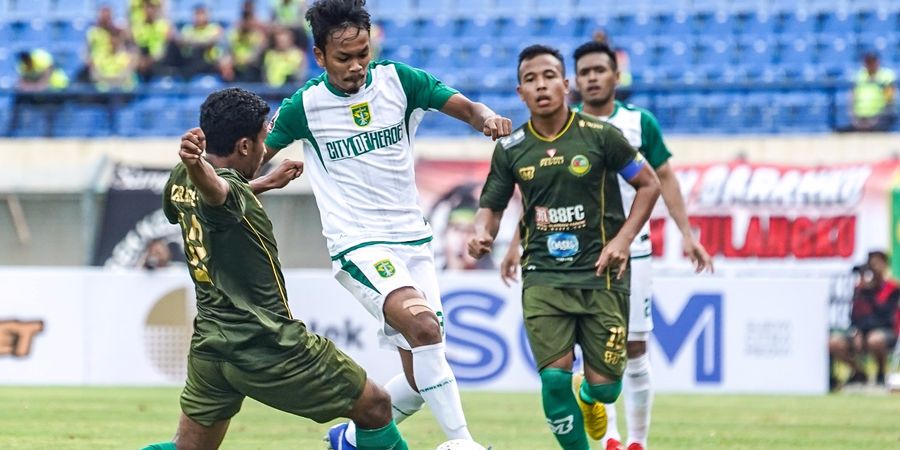 Gelandang Persebaya Lelang Jersey Saat Kalahkan Persib Bandung