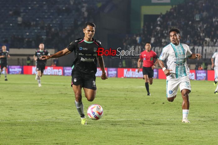 Dimas Drajad (kiri) sedang mengusai bola dalam laga pekan pertama Liga 1 2024 antara Persib Bandung versus PSBS Biak di Stadion Si Jalak Harupat, Bandung, Jawa Barat, Jumat (9/8/2024).