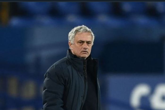 Pelatih AS Roma, Jose Mourinho, dikabarkan langsung menendang delapan pemain di hari pertama latihan.