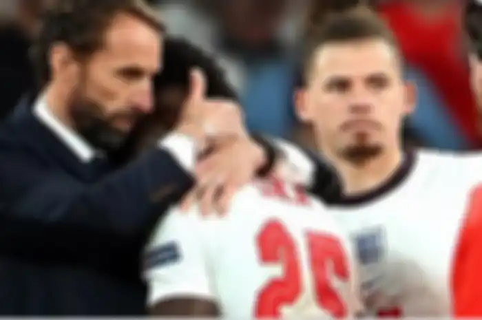 Pelatih timnas Inggris, Gareth Southgate, memeluk Bukayo Saka seusai laga final EURO 2020 kontra timnas Italia di Stadion Wembley, Minggu (11/7/2021).
