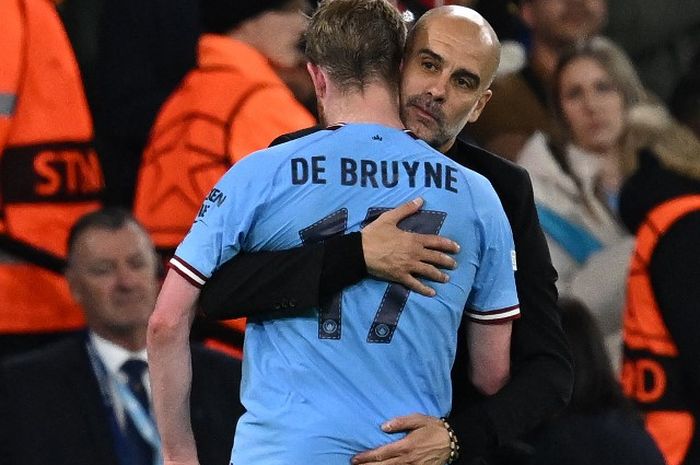 Pep Guardiola memeluk Kevin de Bruyne dalam laga Man City. De Bruyne jadi pahlawan kemenangan timnya atas Newcastle United dalam lanjutan Liga Inggris di St James' Park (13/1/2024).