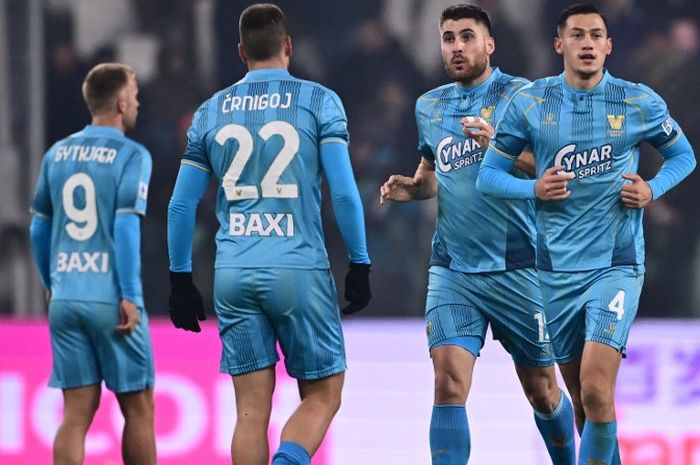 Bek Timnas Indonesia, Jay Idzes (kanan), kembali menang setelah berpuasa tripoin selama 111 hari, pelatih Venezia menganggap kejuaraan baru dimulai.