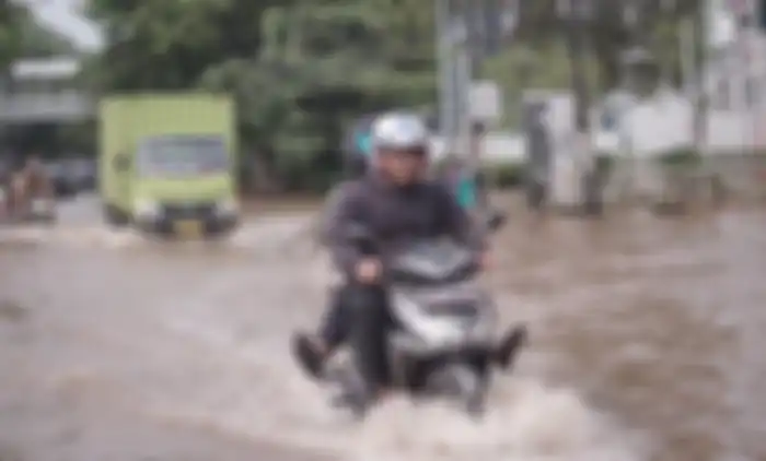Ilustrasi motor menerobos banjir