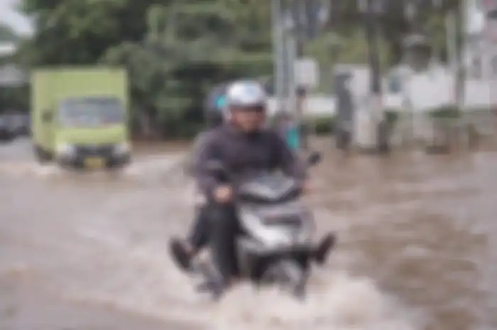 Ilustrasi motor menerobos banjir