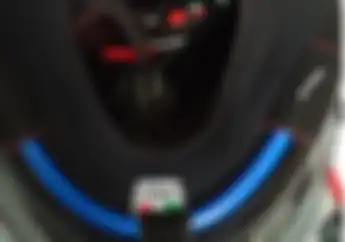Pemotor Dijamin Gak Kehausan, Begini Cara Pasang Selang Minum di Helm Fullface