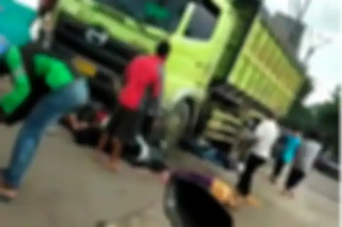 Truk tanah lindas 5 motor, korban luka parah di Tangerang.