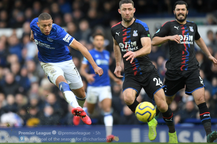 Winger Everton, Richarlison, melepaskan tembakan ke gawang Crystal Palace.