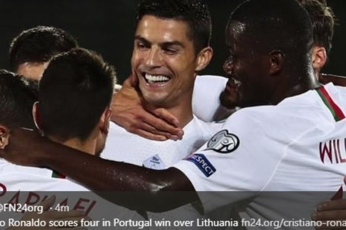 Megabintang timnas Portugal, Cristiano Ronaldo, merayakan gol ke gawang Lithuania dalam lanjutan Kualifikasi Piala Eropa 2020.