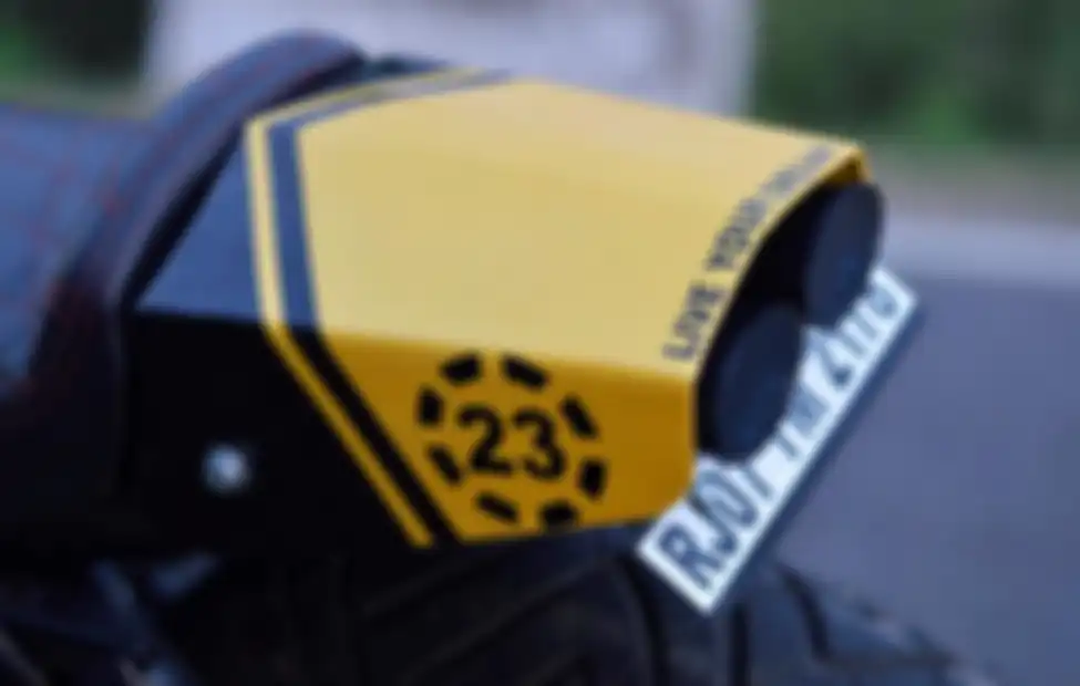 Tampilan buritan Bajaj Pulsar 150 custom cafe racer dari The Hustler Moto