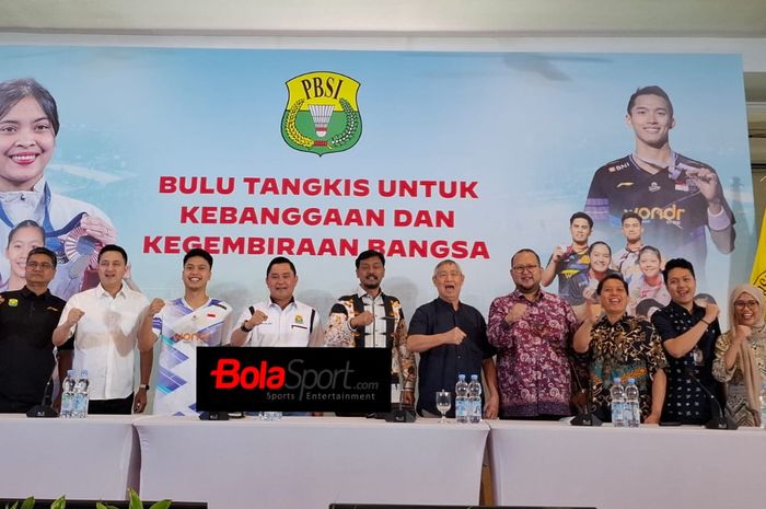 Ketua Umum PBSI, Muhammad Fadil Imran (kelima dari kiri), Anthony Sinisuka Ginting, Christian Hadinata, tim formatur dan perwakilan daya lima dalam konferensi pers pembentukan pengurus PBSI di pelatnas Cipayung, Jakarta, Senin (18/11/2024).