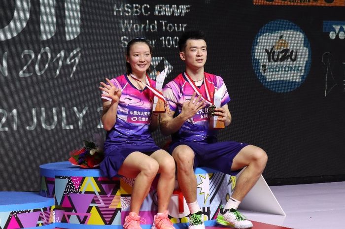 Pasangan ganda campuran China, Zheng Siwei/Huang Yaqiong, berpose di podium kampiun setelah memenangi babak final Indonesia Open 2019 di Istora Senayan, Jakarta, Minggu (21/7/2019).