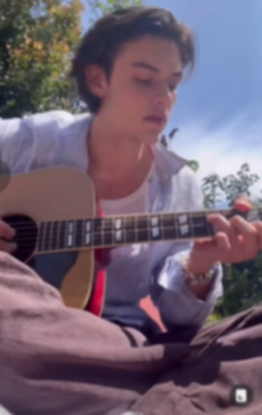 Louis Partridge main gitar milik Olivia Rodrigo