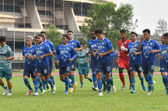 Pemain Persib Bandung saat melakukan latihan si Stadio Shah Alam, Selangor, Malaysia pada Sabtu (18/1/2020) jelang laga perdana dalam turnamen Asia Challenge 2020 melawan Selangor FA.