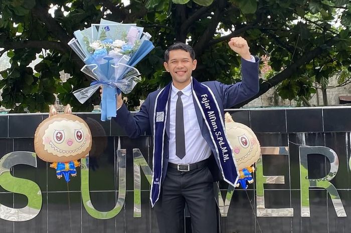 Pebulu tangkis ganda putra Indonesia, Fajar Alfian merayakan kelulusan program pendidikan S2 di Universitas Adhirajasa Reswana Sanjaya (ARS), Bandung, Jawa Barat, 28 November 2024.