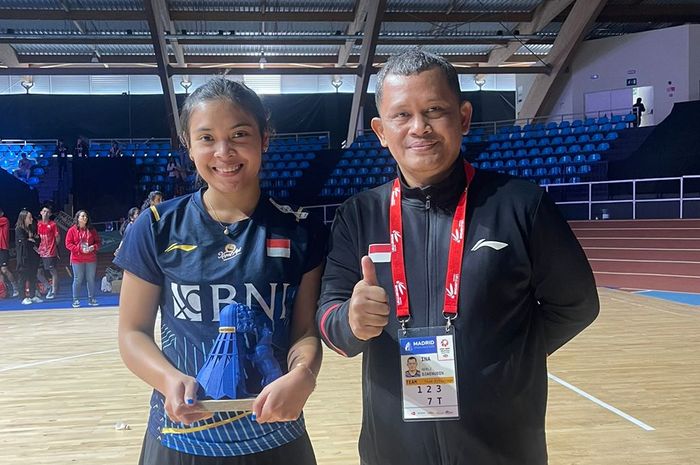 Pebulu tangkis tunggal putri Indonesia, Gregoria Mariska Tunjung, berpose dengan pelatih tunggal putri Indonesia, Herli Djaenudin, setelah menjuarai Spain Masters 2023 di Centro Deportivo Municipal Gallur, Madrid, Minggu (2/4/2023).