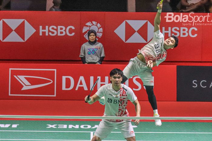 Atlet bulu tangkis ganda putra Indonesia, Leo Rolly Carnando/Daniel Marthin, sedang bertanding dalam laga semifinal Indonesia Masters 2023 di Istora Senayan, Jakarta, 28 Januari 2023.