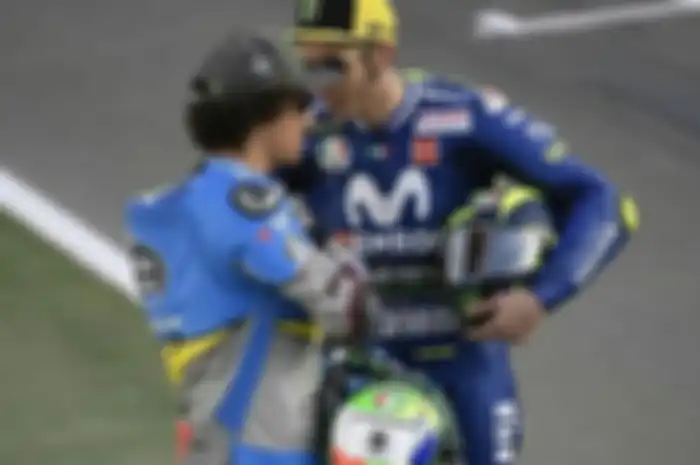 Serius nih bisikan Valentino Rossi ke Franco Morbidelli gosipnya mau diajak ke tim satelit Yamaha