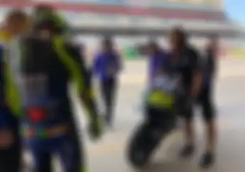 Ngeliat Marquez Ngacir, Valentino Rossi Pengin Spoiler Swing Arm di Motor Yamaha M1