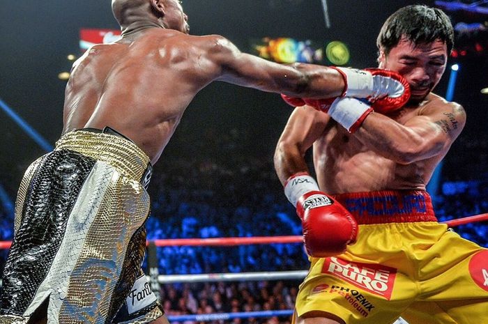 Floyd Mayweather memukul Manny Pacquiao saat keduanya bertanding tinju untuk pertama kalinya di MGM Grand Arena, Las Vegas, Nevada, AS, 2 Mei 2015. Saat itu, Mayweather dinyatakan menang atas Pacquiao dalam keputusan angka mutlak usai melewati ronde ke-12.