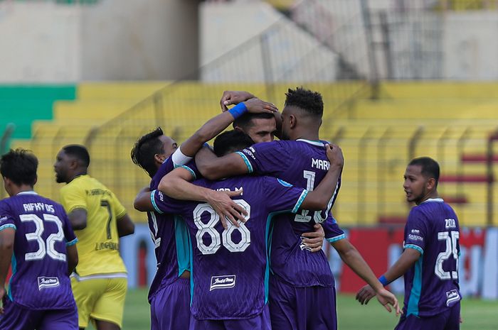 Selebrasi pemain Persita Tangerang usai Marios Ogkmpoe mencetak gol ke gawang Barito Putera pada pekan ke-11 Liga 1 2024/2025 di Stadion Sultan Agung, Bantul, Sabtu (23/11/2024).
