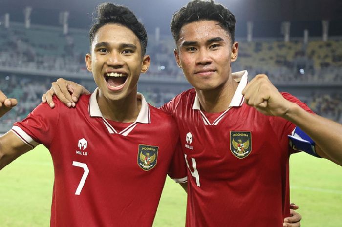 Marselino Ferdinan dan Muhammad Ferarri mengepalkan tinju mereka seusai Timnas U-20 Indonesia menghajar Vietnam dalam Kualifikasi Piala Asia U-20 2023 di Stadion Gelora Bung Tomo, Surabaya, Minggu (18/9/2022) malam WIB.