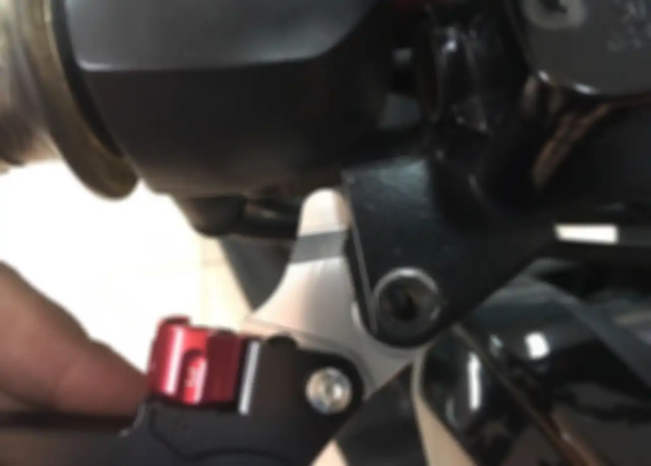 Sesuaikan posisi lubang baut pada handle rem aftermarket