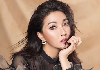 Berpose Bak Putri Raja dalam Pemotretan Imlek 2022, Penampilan Serba Merah Sarwendah Sukses Curi Perhatian Netizen!