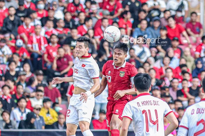 Striker Vietnam Nguyen Tien Linh (kiri) duel udara dengan bek Timnas Indonesia Fachruddin Aryanto dalam  semifinal leg pertama Piala AFF 2022 di Stadion Utama Gelora Bung Karno,  Jakarta, 6 Januari 2023.