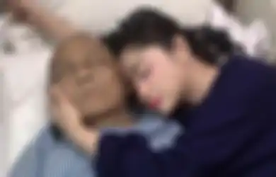 Lepas Kerinduan pada Sang Ayah, Dewi Perssik Rela Lakukan Hal Ini untuk Penuhi Janjinya hingga Kepergok Tertidur di Samping Makam Mendiang Mohammad Adil